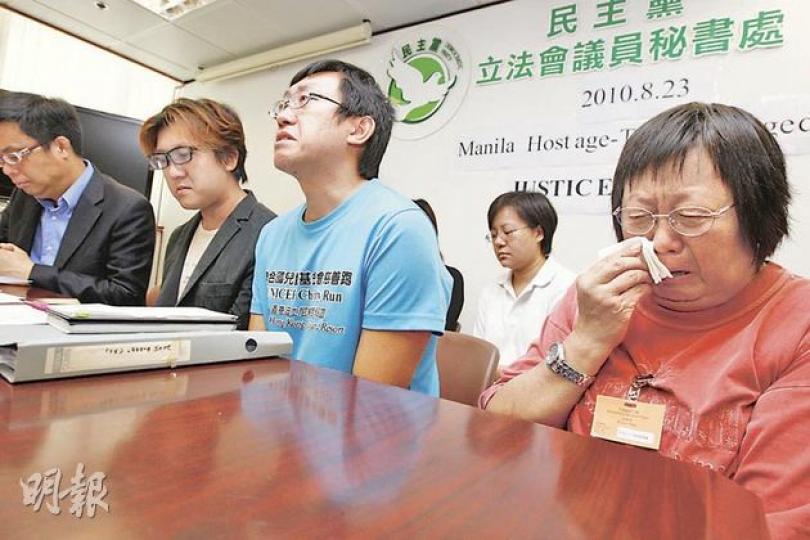 、弟弟謝志恒(前右二)和哥哥謝志堅(左二)至今仍難掩傷痛。謝志恒帶淚說,事件之後,每逢過節一家人聚首時獨缺哥哥,家人都禁不住悲慟的情緒。(李紹昌攝) 、弟弟謝志恒(前右二)和哥哥謝志堅(左二)至今仍難掩傷痛。謝志恒帶淚說,事件之後,每逢過節一家人聚首時獨缺哥哥,家人都禁不住悲慟的情緒。(李紹昌攝)