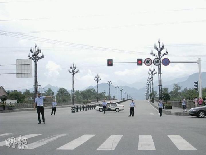成都通往都江堰的高速公路全線戒嚴。(劉洪慶攝) 成都通往都江堰的高速公路全線戒嚴。(劉洪慶攝)