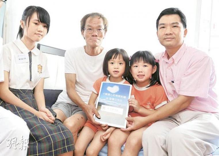 新家園協會服務總監陳義飛(右一)昨偕幾個中小學及幼稚園學生,向在火警中痛失妻兒的黎學文(左二)送上心意卡。(李澤彤攝) 新家園協會服務總監陳義飛(右一)昨偕幾個中小學及幼稚園學生,向在火警中痛失妻兒的黎學文(左二)送上心意卡。(李澤彤攝)