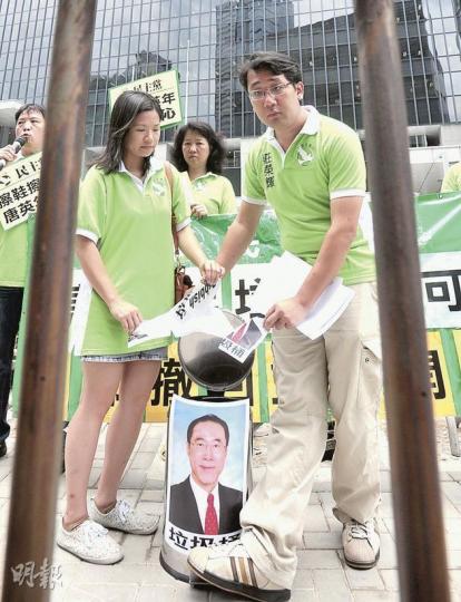 唐英年上周直斥有關警察保安違反言論及新聞自由的批評「完全是垃圾」,言論惹起爭議,民主黨多名成員,昨到添馬艦新政府總部門前抗議唐的言論,並即場將印有唐英年肖像的紙張撕碎丟入垃圾桶,寓意唐的言論是垃圾。(李澤彤攝)(明報製圖) 唐英年上周直斥有關警察保安違反言論及新聞自由的批評「完全是垃圾」,言論惹起爭議,民主黨多名成員,昨到添馬艦新政府總部門前抗議唐的言論,並即場將印有唐英年肖像的紙張撕碎丟入垃圾桶,寓意唐的言論是垃圾。(李澤彤攝)(明報製圖)