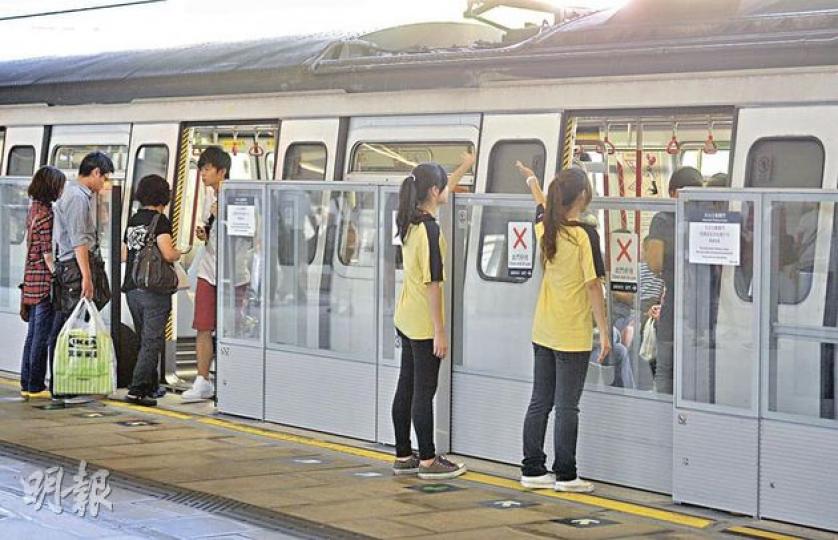 港鐵九龍灣站8月初出現的幕門未能正常打開情况,至昨天仍未解決,本報記者昨午便目睹往調景嶺方向月台有幕門故障,月台助理須示意乘客使用其他幕門上落車。(李澤彤攝) 港鐵九龍灣站8月初出現的幕門未能正常打開情况,至昨天仍未解決,本報記者昨午便目睹往調景嶺方向月台有幕門故障,月台助理須示意乘客使用其他幕門上落車。(李澤彤攝)