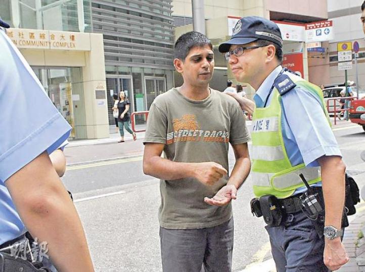 南亞裔司機駕車撞斃過路老翁,向到場警員講述事件經過。(鍾炳然攝) 南亞裔司機駕車撞斃過路老翁,向到場警員講述事件經過。(鍾炳然攝)