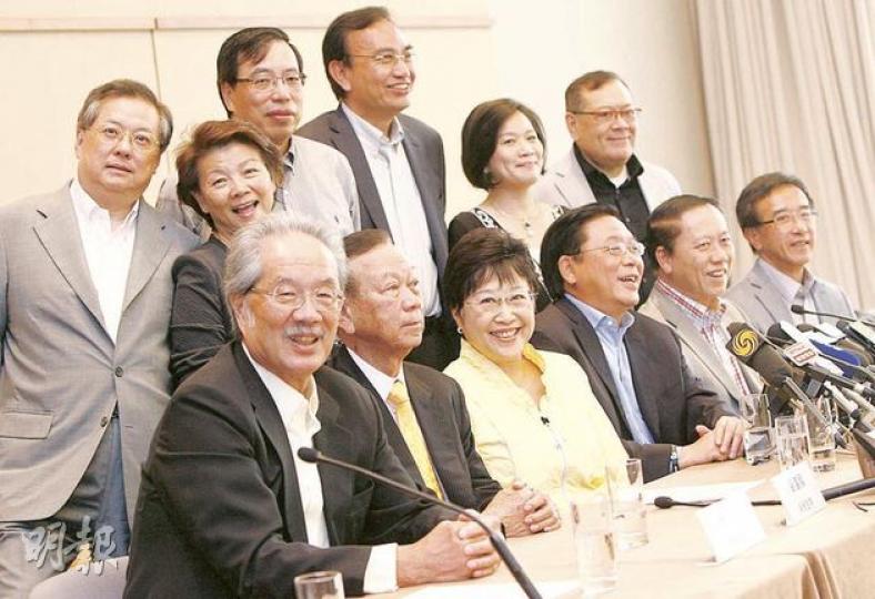12名「工商專業聯盟」成員召開記者會宣布組織成立:(後排左起)張宇人、梁劉柔芬、梁君彥、劉秀成、梁美芬和石禮謙;(前排左起)黃宜弘、劉皇發、劉健儀、林健鋒、何鍾泰和田北俊。(林振東攝) 12名「工商專業聯盟」成員召開記者會宣布組織成立:(後排左起)張宇人、梁劉柔芬、梁君彥、劉秀成、梁美芬和石禮謙;(前排左起)黃宜弘、劉皇發、劉健儀、林健鋒、何鍾泰和田北俊。(林振東攝)