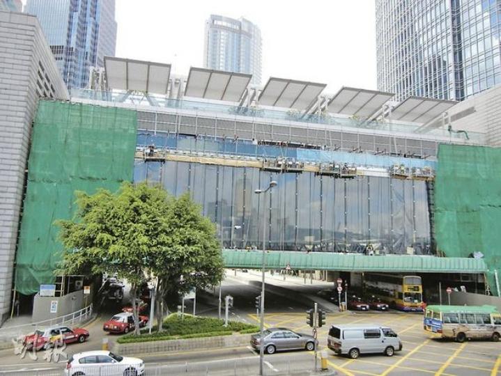 蘋果中環IFC的旗艦店快開幕,店外牆的玻璃幕牆部分工程亦已完結,記者從外可以看見裝修工人在店內工作。(林紹桐攝) 蘋果中環IFC的旗艦店快開幕,店外牆的玻璃幕牆部分工程亦已完結,記者從外可以看見裝修工人在店內工作。(林紹桐攝)