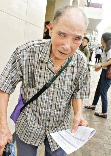 87歲的何伯患有白內障、行動不便,昨日步行半小時到銀行領取申請表,更誤以為可即時交表。(邱雅錡攝) 87歲的何伯患有白內障、行動不便,昨日步行半小時到銀行領取申請表,更誤以為可即時交表。(邱雅錡攝)