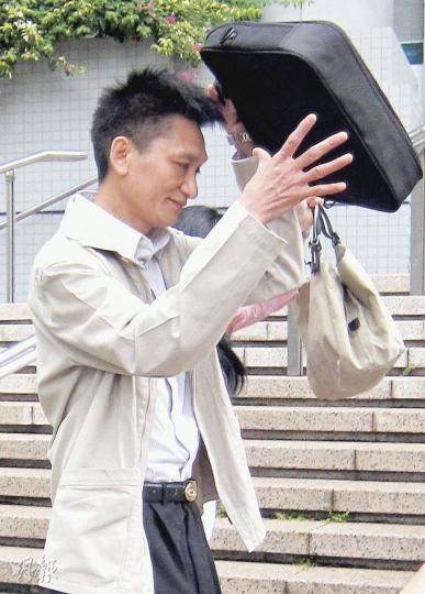 消防處救護總隊目譚德龍原定下月退休,若屆時案件尚未審結,公務員事務局會延遲批准其退休,他昨日由妻子陪同離開法院。(林綺琪攝) 消防處救護總隊目譚德龍原定下月退休,若屆時案件尚未審結,公務員事務局會延遲批准其退休,他昨日由妻子陪同離開法院。(林綺琪攝)