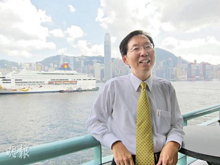 立法會保險界代表陳健波最看重特首能否統領公務員團隊,他認為政務司長唐英年是最佳人選。他又指下屆特首應多落區了解民情,才能推出合乎民意的政策。(何曉勤攝) 立法會保險界代表陳健波最看重特首能否統領公務員團隊,他認為政務司長唐英年是最佳人選。他又指下屆特首應多落區了解民情,才能推出合乎民意的政策。(何曉勤攝)