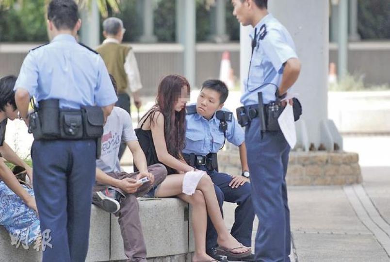 為情所困跳海少女昨晨送院後,又突然走出急症室,警員立即追出再次安慰。(雲錦鋒攝) 為情所困跳海少女昨晨送院後,又突然走出急症室,警員立即追出再次安慰。(雲錦鋒攝)
