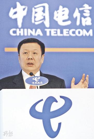 中電信董事長兼首席執行官王曉初,在會後被記者問到推出iPhone是否水到渠成時,他笑說「承你貴言」。(何家達攝)(明報製圖) 中電信董事長兼首席執行官王曉初,在會後被記者問到推出iPhone是否水到渠成時,他笑說「承你貴言」。(何家達攝)(明報製圖)