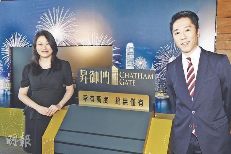 信德梁焯鏗(右)、新地劉家敏表示,漆咸道「昇御門」的物業高度約為150米,是區內鮮見的摩天住宅。除信德、新地外,新世界、廖創興亦是昇御門的發展伙伴,與港島西半山「寶翠園」的發展組合一樣。(李紹昌攝) 信德梁焯鏗(右)、新地劉家敏表示,漆咸道「昇御門」的物業高度約為150米,是區內鮮見的摩天住宅。除信德、新地外,新世界、廖創興亦是昇御門的發展伙伴,與港島西半山「寶翠園」的發展組合一樣。(李紹昌攝)