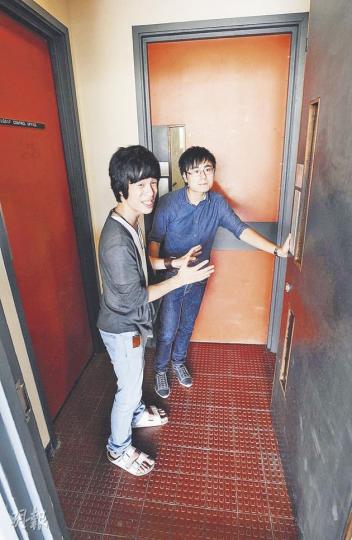 港大生李成康(右)表示,上周四與理大生黃佳鑫(左)及嶺大生鄧建華,被警方推入後樓梯,困於兩道防煙門之間達1小時,3人正考慮是否申請法援,控告警方非法禁錮。(何家達攝) 港大生李成康(右)表示,上周四與理大生黃佳鑫(左)及嶺大生鄧建華,被警方推入後樓梯,困於兩道防煙門之間達1小時,3人正考慮是否申請法援,控告警方非法禁錮。(何家達攝)
