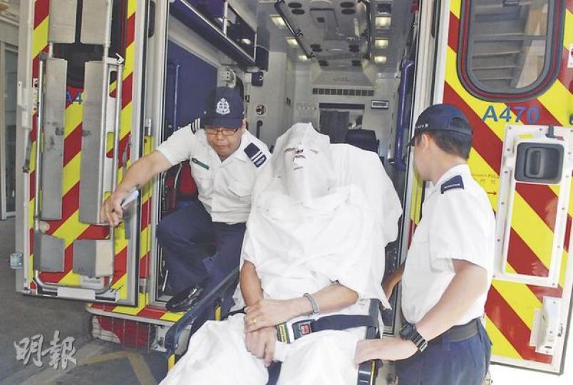 在家事法庭內被前妻淋腐蝕液體的男子,面部受傷送院接受治理。(雲錦鋒攝)被腐蝕液體濺傷律師樓女職員,由救護員初步治理後送院。(黃雄攝)(明報製圖) 在家事法庭內被前妻淋腐蝕液體的男子,面部受傷送院接受治理。(雲錦鋒攝)被腐蝕液體濺傷律師樓女職員,由救護員初步治理後送院。(黃雄攝)(明報製圖)
