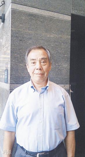 退休高級警司林占士難以認同警方抬走身穿六四T恤市民的做法,憂造成「令人驚慌恐怖的環境」。(曾錦雯攝) 退休高級警司林占士難以認同警方抬走身穿六四T恤市民的做法,憂造成「令人驚慌恐怖的環境」。(曾錦雯攝)