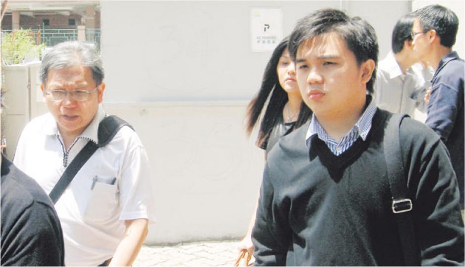 死者黃嘉舜父母離異,其父(左一)及兄長黃嘉榮(右)昨出席死因研訊。(林景輝攝)甘姓少女的父親指初時不知道女兒帶男友黃嘉舜返家,看到黃的鞋子才得悉,但甘父強調兩人只是「親密朋友」。(林景輝攝) 死者黃嘉舜父母離異,其父(左一)及兄長黃嘉榮(右)昨出席死因研訊。(林景輝攝)甘姓少女的父親指初時不知道女兒帶男友黃嘉舜返家,看到黃的鞋子才得悉,但甘父強調兩人只是「親密朋友」。(林景輝攝)