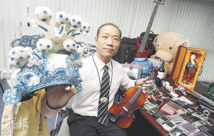 乘客在巴士上丟失的物品層出不窮,連粵劇頭套和大公仔等都有,九巴九龍灣廠首席車務主任林世樹提醒市民提高警覺,確保帶齊隨身物品下車。(李澤彤攝)乘客過去一年在巴士上丟失不少貴重物品,包括全新的白色iPhone4、平板電腦等,較特別的失物有聖經、族譜等。(李澤彤攝)(明報製圖) 乘客在巴士上丟失的物品層出不窮,連粵劇頭套和大公仔等都有,九巴九龍灣廠首席車務主任林世樹提醒市民提高警覺,確保帶齊隨身物品下車。(李澤彤攝)乘客過去一年在巴士上丟失不少貴重物品,包括全新的白色iPhone4、平板電腦等,較特別的失物有聖經、族譜等。(李澤彤攝)(明報製圖)