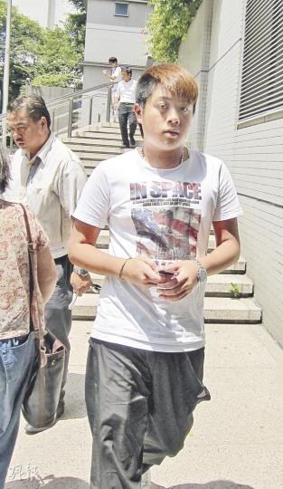被控「揸大膽車」的17歲少年朱揚正,昨並沒有親友陪同,獨自離開法院。(林綺琪攝) 被控「揸大膽車」的17歲少年朱揚正,昨並沒有親友陪同,獨自離開法院。(林綺琪攝)