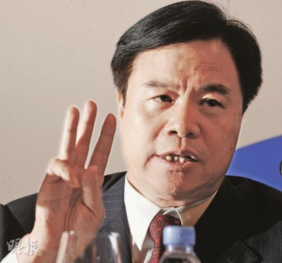 中海油董事長王宜林重申,美國康菲公司才是蓬萊油田的作業者,公司會督促其盡快完成清理工作,有信心本月底前可完成。(劉焌陶攝)(明報製圖) 中海油董事長王宜林重申,美國康菲公司才是蓬萊油田的作業者,公司會督促其盡快完成清理工作,有信心本月底前可完成。(劉焌陶攝)(明報製圖)