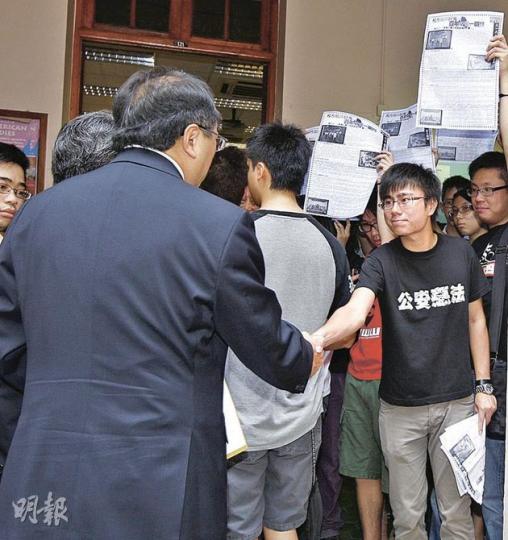 港大校長徐立之昨在港大開學禮後接過學生會的請願信,並主動與上周示威時被警員推到後樓梯的學生李成康握手,表示慰問。(李紹昌攝)一批港大學生趁大學昨日舉行開學禮發起黑絲帶行動,向新生派發黑絲帶及傳單,以表達對副總理李克強到訪大學的保安安排不滿及遺憾。有新生表示,不能接受警方當天對待學生方式,認為學校有責任積極捍衛言論自由。(李紹昌攝) 港大校長徐立之昨在港大開學禮後接過學生會的請願信,並主動與上周示威時被警員推到後樓梯的學生李成康握手,表示慰問。(李紹昌攝)一批港大學生趁大學昨日舉行開學禮發起黑絲帶行動,向新生派發黑絲帶及傳單,以表達對副總理李克強到訪大學的保安安排不滿及遺憾。有新生表示,不能接受警方當天對待學生方式,認為學校有責任積極捍衛言論自由。(李紹昌攝)
