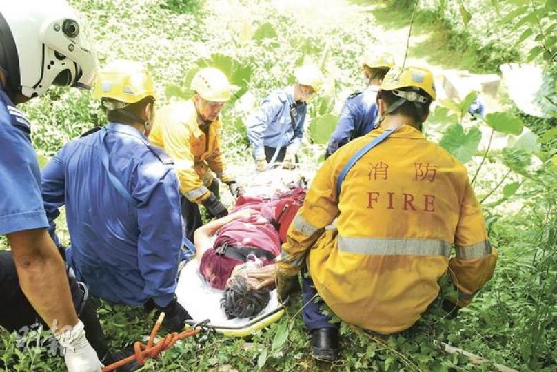 中年婦離家失蹤,其後在山中尋回,消防員將其固定在擔架牀上送院檢驗。(梁琬珊攝) 中年婦離家失蹤,其後在山中尋回,消防員將其固定在擔架牀上送院檢驗。(梁琬珊攝)
