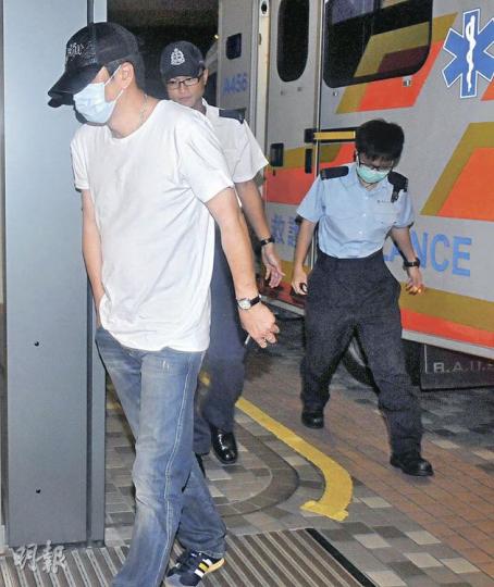 男子(左)在馬鞍山寓所阻止妻子自殘時右臂被割傷,與遭掌摑女警(右)同送院。(蔡方山攝) 男子(左)在馬鞍山寓所阻止妻子自殘時右臂被割傷,與遭掌摑女警(右)同送院。(蔡方山攝)