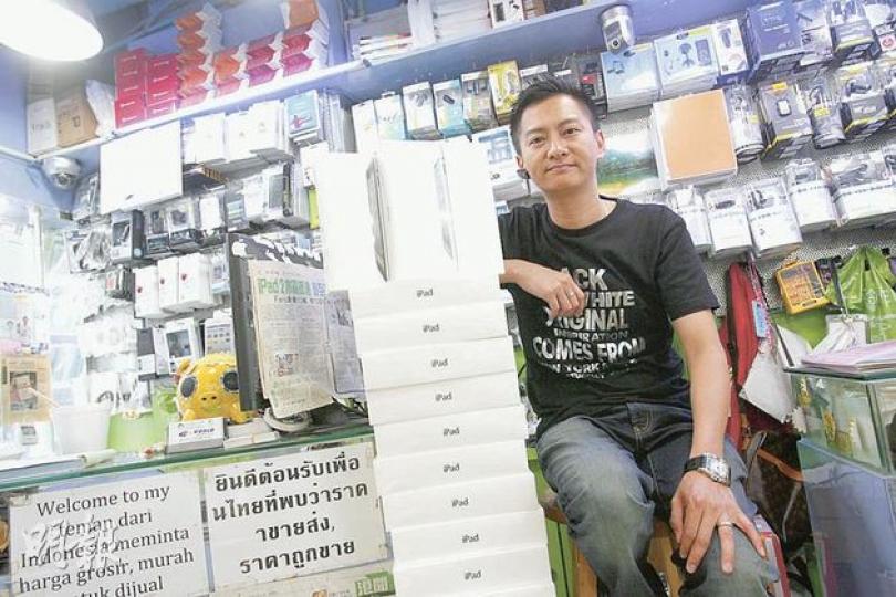 將iPhone引入香港的第一人Lo哥說,喬布斯即使退下來,蘋果的地位短期內仍難以取代。(鄧宗弘攝) 將iPhone引入香港的第一人Lo哥說,喬布斯即使退下來,蘋果的地位短期內仍難以取代。(鄧宗弘攝)