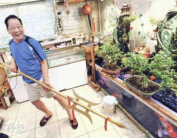 國叔把玉器行闢作私人樂園,裝設了假山魚池,閒來還舞動自製兵器,十分悠閒。(尹錦恩攝)玉器行雖然客人稀少,但國叔全不在乎,每天坐在自家「龍椅」上享受按摩。(尹錦恩攝)玉器行內養了十多隻台灣相思,牠們雖可自由蹦跳飛翔,但也捨不得離開。(尹錦恩攝) 國叔把玉器行闢作私人樂園,裝設了假山魚池,閒來還舞動自製兵器,十分悠閒。(尹錦恩攝)玉器行雖然客人稀少,但國叔全不在乎,每天坐在自家「龍椅」上享受按摩。(尹錦恩攝)玉器行內養了十多隻台灣相思,牠們雖可自由蹦跳飛翔,但也捨不得離開。(尹錦恩攝)