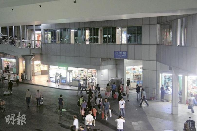 羅湖口岸交通樓成列的「士多」,近日找換人民幣生意興旺。(明報記者攝) 羅湖口岸交通樓成列的「士多」,近日找換人民幣生意興旺。(明報記者攝)