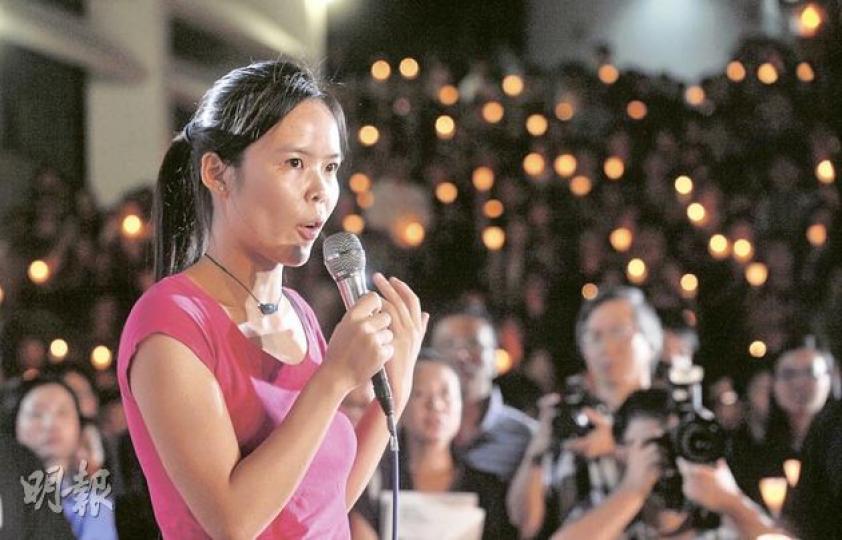 剛由內地來港讀書僅4日的港大新聞傳播系碩士生楊菁坦言,來港後有一種「解放」的感覺,昨晚更經驗了人生第一次可以公開高呼「平反六四」,但她憂慮,香港自由空間終有一天會消失。 (余俊亮攝)首次參與同類集會的內地學生鄭榮榮形容,昨晚集會是一個奇蹟,因在內地「自由」和「集會」都是「敏感詞」。(劉焌陶攝) 剛由內地來港讀書僅4日的港大新聞傳播系碩士生楊菁坦言,來港後有一種「解放」的感覺,昨晚更經驗了人生第一次可以公開高呼「平反六四」,但她憂慮,香港自由空間終有一天會消失。 (余俊亮攝)首次參與同類集會的內地學生鄭榮榮形容,昨晚集會是一個奇蹟,因在內地「自由」和「集會」都是「敏感詞」。(劉焌陶攝)