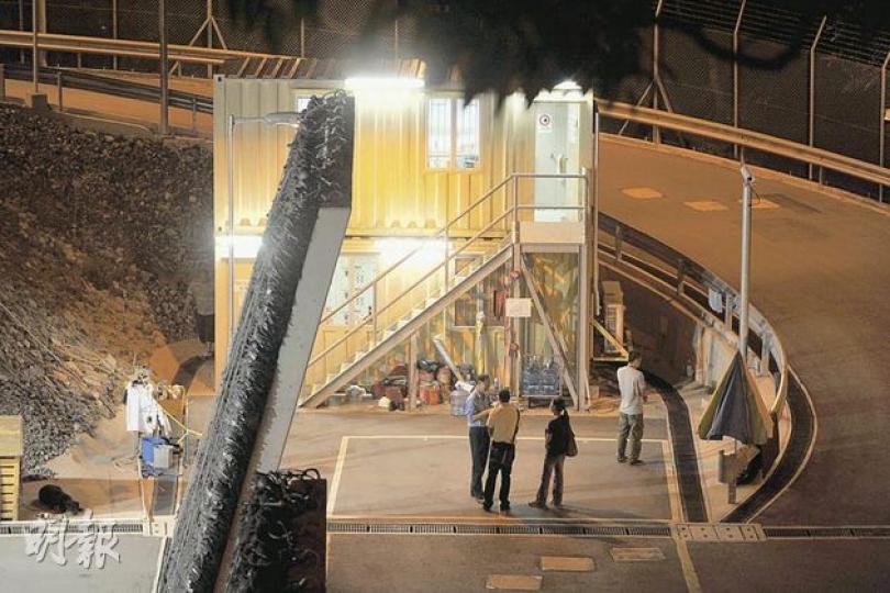 港鐵位於域多利道的爆炸品倉庫失去一批雷管,大批重案組探員在場調查 。(衛永康攝) 港鐵位於域多利道的爆炸品倉庫失去一批雷管,大批重案組探員在場調查 。(衛永康攝)