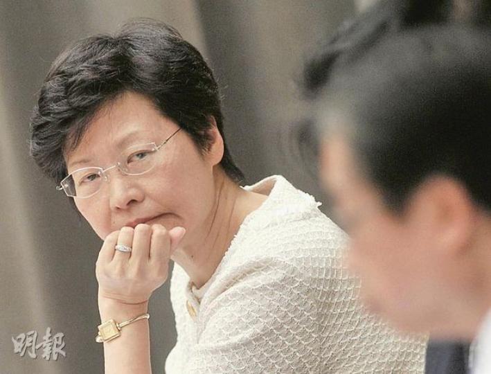 發展局長林鄭月娥強調,樓宇安全的首要責任在業主身上,政府不能無限量增撥資源協助維修。(余俊亮攝) 發展局長林鄭月娥強調,樓宇安全的首要責任在業主身上,政府不能無限量增撥資源協助維修。(余俊亮攝)