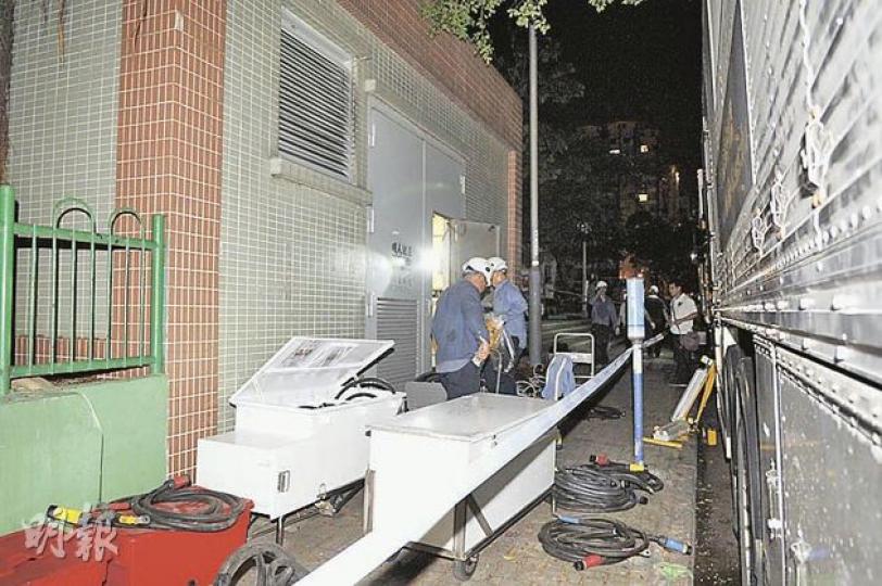 月華街變電站內的低壓供電組件故障釀成火警,導致500戶大停電,中電派員搶修。 (衛永康攝)月華街變電站火警爆炸,導致附近4幢樓停電,居民難耐屋內高溫,紛紛走到樓下避暑。(衛永康攝) 月華街變電站內的低壓供電組件故障釀成火警,導致500戶大停電,中電派員搶修。 (衛永康攝)月華街變電站火警爆炸,導致附近4幢樓停電,居民難耐屋內高溫,紛紛走到樓下避暑。(衛永康攝)