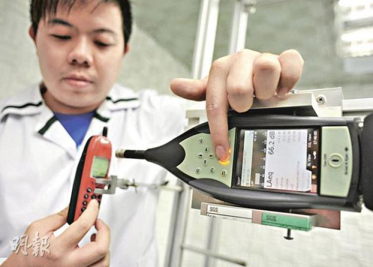 除了嬰兒車,兒童玩具亦需安全認證。香港通用公證行(SGS)是本港首間取得國家強制性產品認證資格(玩具類)的化驗所,圖為化驗人員檢測玩具電話音量分貝,以保證不會影響兒童聽力。(余俊亮攝) 除了嬰兒車,兒童玩具亦需安全認證。香港通用公證行(SGS)是本港首間取得國家強制性產品認證資格(玩具類)的化驗所,圖為化驗人員檢測玩具電話音量分貝,以保證不會影響兒童聽力。(余俊亮攝)