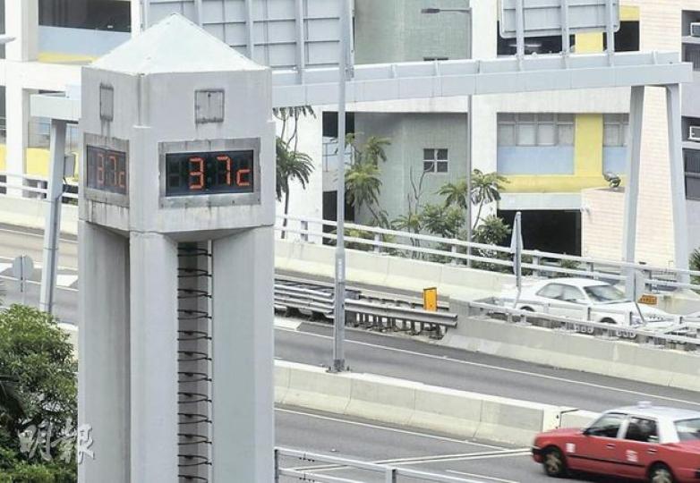 筲箕灣戶外溫度電子板昨午一度顯示37℃高溫,但根據天文台官方紀錄,該區最高氣溫是35.7℃。(余俊亮攝)(明報製圖) 筲箕灣戶外溫度電子板昨午一度顯示37℃高溫,但根據天文台官方紀錄,該區最高氣溫是35.7℃。(余俊亮攝)(明報製圖)