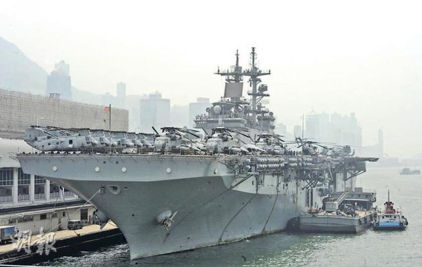 美軍水陸兩棲攻擊艦USS Boxer現正停泊在尖沙嘴海運大廈外,不會對外開放。(李澤彤攝)美軍水陸兩棲攻擊艦USS Boxer的甲舨上昨日停泊了多架戰機,包括MH-60S Knighthawk直升機(左)、AV-8B Harrier II戰機(中)和AH1-Cobra直升機等(右)。(李澤彤攝)USS Boxer隸屬美軍第一兩棲中隊,指揮官Curtis Shaub指出,今次訪港會有逾百美軍上岸參與社區服務,期望今次訪問能促進美軍和香港年輕人的了解。(李澤彤攝) 美軍水陸兩棲攻擊艦USS Boxer現正停泊在尖沙嘴海運大廈外,不會對外開放。(李澤彤攝)美軍水陸兩棲攻擊艦USS Boxer的甲舨上昨日停泊了多架戰機,包括MH-60S Knighthawk直升機(左)、AV-8B Harrier II戰機(中)和AH1-Cobra直升機等(右)。(李澤彤攝)USS Boxer隸屬美軍第一兩棲中隊,指揮官Curtis Shaub指出,今次訪港會有逾百美軍上岸參與社區服務,期望今次訪問能促進美軍和香港年輕人的了解。(李澤彤攝)