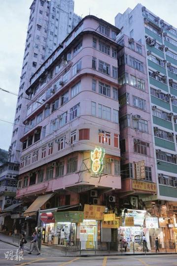 鄰近西灣河港鐵站，位處筲箕灣道與海寧街交界的舊樓，有消息指新地或有關人士委託田生擬斥4億元收購，以可建樓面約4萬方呎計算，每方呎樓面地價近萬元。（劉焌陶攝）