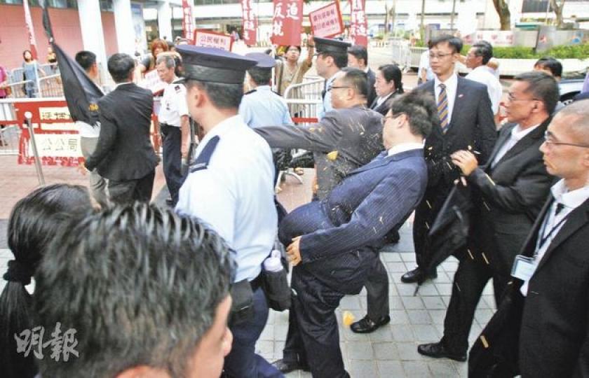 政制及內地事務局長林瑞麟(中)進入科學館時,示威者突然向他擲狗餅,他雖然馬上拗腰閃避,但仍然中招,身旁持有雨傘的保安人員來不及打開傘阻擋。(林振東攝)示威者衝入會場後,政制及內地事務局長林瑞麟在保安人員護送下進入後台,示威者一度「接管」會場約20分鐘,有戴V煞面具的示威者更跳上講台的桌上。(林振東攝)政制及內地事務局長林瑞麟在示威者散去後重回台上,譴責示威者。(林振東攝)諮詢會6時開始,20多分鐘後,場外的示威者開始衝門,3名保安在門後與示威者角力,10分鐘後大門被衝開。(林振東攝)社民連議員梁 政制及內地事務局長林瑞麟(中)進入科學館時,示威者突然向他擲狗餅,他雖然馬上拗腰閃避,但仍然中招,身旁持有雨傘的保安人員來不及打開傘阻擋。(林振東攝)示威者衝入會場後,政制及內地事務局長林瑞麟在保安人員護送下進入後台,示威者一度「接管」會場約20分鐘,有戴V煞面具的示威者更跳上講台的桌上。(林振東攝)政制及內地事務局長林瑞麟在示威者散去後重回台上,譴責示威者。(林振東攝)諮詢會6時開始,20多分鐘後,場外的示威者開始衝門,3名保安在門後與示威者角力,10分鐘後大門被衝開。(林振東攝)社民連議員梁
