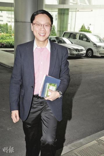 休假期間仍上班的陳志雲,昨駕車返回無綫電視城,面對今天裁決,他沒有回應記者任何提問,只保持一貫「招牌」微笑。(黃梓烜攝) 休假期間仍上班的陳志雲,昨駕車返回無綫電視城,面對今天裁決,他沒有回應記者任何提問,只保持一貫「招牌」微笑。(黃梓烜攝)