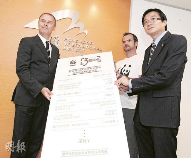 世界自然基金會香港分會環境保護總監鄺力存(中)和香港分會氣候項目主管余遠騁(右),昨日向機管局遞交7500個簽名和巨型單據,要求當局在未有提供工程的真實環境成本之前,擱置機場發展方案的公眾諮詢;機管局總經理莊奕文(左)即場接收。(劉焌陶攝) 世界自然基金會香港分會環境保護總監鄺力存(中)和香港分會氣候項目主管余遠騁(右),昨日向機管局遞交7500個簽名和巨型單據,要求當局在未有提供工程的真實環境成本之前,擱置機場發展方案的公眾諮詢;機管局總經理莊奕文(左)即場接收。(劉焌陶攝)