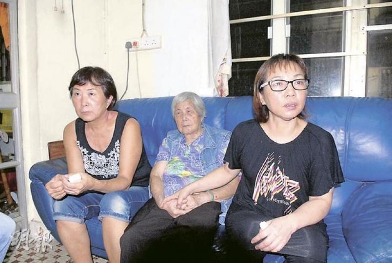 身亡技工沈光明的八旬母(中)獲悉喪子後哭了一整天,幸女兒(左)及媳婦整天陪伴在側。(鍾炳然攝) 身亡技工沈光明的八旬母(中)獲悉喪子後哭了一整天,幸女兒(左)及媳婦整天陪伴在側。(鍾炳然攝)