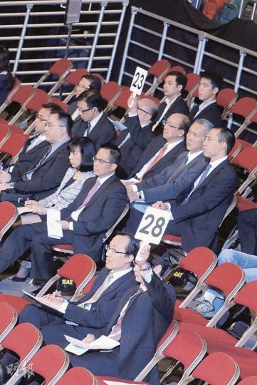 元朗地皮吸引多個發展商競價,當中代表信和的「23」號牌與百利保的「28」號牌爭相舉起的情况屢見不鮮(圖),連甚少「蝦碌」的拍賣官亦因而出錯。近年甚少在賣地會上有「斬獲」的百利保董事范統(圖2),離開會場時亦展露歡顏。(劉焌陶攝) 元朗地皮吸引多個發展商競價,當中代表信和的「23」號牌與百利保的「28」號牌爭相舉起的情况屢見不鮮(圖),連甚少「蝦碌」的拍賣官亦因而出錯。近年甚少在賣地會上有「斬獲」的百利保董事范統(圖2),離開會場時亦展露歡顏。(劉焌陶攝)