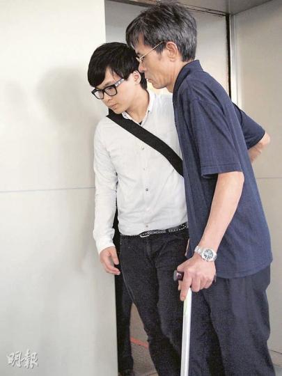 心臟被誤開洞的馮俊文(左),一度只獲政府提議賠償15萬元,他拒絕接受。圖為他昨與父親離開法庭。(陳穎鏇攝) 心臟被誤開洞的馮俊文(左),一度只獲政府提議賠償15萬元,他拒絕接受。圖為他昨與父親離開法庭。(陳穎鏇攝)
