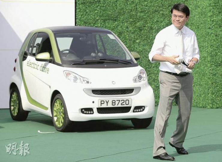 環境局長邱騰華昨日出席電動車活動,他表示,希望把電動車用途擴展至商用和公共交通用途,政府亦計劃增加電動車配套,一年內把充電站數目由現時300個增加至1000個。(何家達攝) 環境局長邱騰華昨日出席電動車活動,他表示,希望把電動車用途擴展至商用和公共交通用途,政府亦計劃增加電動車配套,一年內把充電站數目由現時300個增加至1000個。(何家達攝)