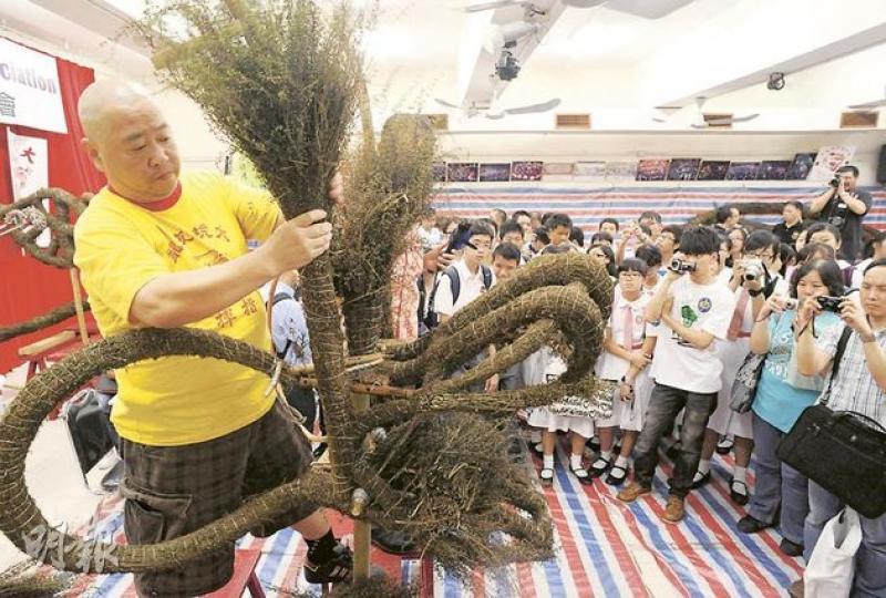 大坑舞火龍的主辦單位,今年派出經驗的紮火龍師傅,開班教授150名學生紮龍技巧。(劉焌陶攝)有近50年紮火龍經驗的輝哥,慨嘆近年大坑區內不少物業已被收購,令舞火龍籌款變得困難。(劉焌陶攝) 大坑舞火龍的主辦單位,今年派出經驗的紮火龍師傅,開班教授150名學生紮龍技巧。(劉焌陶攝)有近50年紮火龍經驗的輝哥,慨嘆近年大坑區內不少物業已被收購,令舞火龍籌款變得困難。(劉焌陶攝)