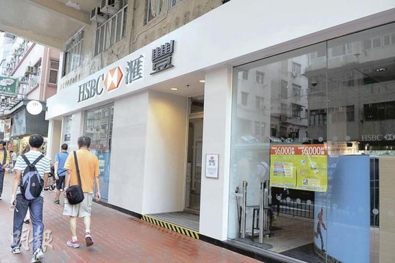 政府派錢6000元第二階段登記昨日展開，有別於首階段登記啟動時，全港逾千間銀行昨未有開放專門處理市民申請，部分市民在不知情下撲了一場空。（衛永康攝）