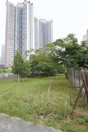 -- ■元朗區議員周永勤質疑,沙灘排球屬冷門活動,或沒人用,且保養困難 -- ■提出工程的元朗區議會主席梁志祥強調,排球總會稱有多名港隊隊員在元朗及天水圍居住,球場會有人去,亦可作親子嘉年華(林振東攝)工程三◆230萬改建橋底空地 -- 工程﹕屯門區議會批出230萬元,將后海灣幹線橋底空地(屯門段),改建為休憩及多用途活動場所(圖)。 -- ■本報記者上月尾下午到現場觀察,大片空地只有數個健體器械及長椅,當日使用市民不多 -- ■屯門區議員嚴天生引述當時會上討論,多數議員認為此舉善用土地(林振東 -- ■元朗區議員周永勤質疑,沙灘排球屬冷門活動,或沒人用,且保養困難 -- ■提出工程的元朗區議會主席梁志祥強調,排球總會稱有多名港隊隊員在元朗及天水圍居住,球場會有人去,亦可作親子嘉年華(林振東攝)工程三◆230萬改建橋底空地 -- 工程﹕屯門區議會批出230萬元,將后海灣幹線橋底空地(屯門段),改建為休憩及多用途活動場所(圖)。 -- ■本報記者上月尾下午到現場觀察,大片空地只有數個健體器械及長椅,當日使用市民不多 -- ■屯門區議員嚴天生引述當時會上討論,多數議員認為此舉善用土地(林振東