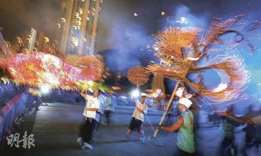 港島大坑由周日開始一連三晚舉行的舞火龍活動,昨晚火龍更衝出大坑,於晚上約10時舞入維園綵燈會,讓市民近距離觀賞這項國家級非物質文化遺產。(林振東攝)康文署多番提醒市民不要煲蠟,但仍有市民不理勸喻,昨晚約9時,記者在東頭邨發現有幾名少年煲蠟,但未有政府人員執法。(李澤彤攝) 港島大坑由周日開始一連三晚舉行的舞火龍活動,昨晚火龍更衝出大坑,於晚上約10時舞入維園綵燈會,讓市民近距離觀賞這項國家級非物質文化遺產。(林振東攝)康文署多番提醒市民不要煲蠟,但仍有市民不理勸喻,昨晚約9時,記者在東頭邨發現有幾名少年煲蠟,但未有政府人員執法。(李澤彤攝)