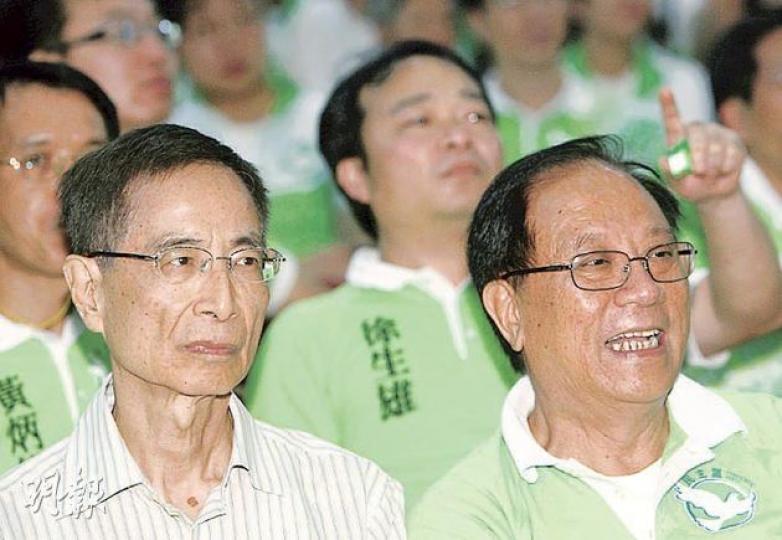 民主黨創黨主席李柱銘(左)昨出席該黨誓辭大會時,慨嘆對泛民互撼感到不開心,期望決意狙擊民主黨的人民力量能三思。圖右為民主黨選委會主席楊森。(林振東攝) 民主黨創黨主席李柱銘(左)昨出席該黨誓辭大會時,慨嘆對泛民互撼感到不開心,期望決意狙擊民主黨的人民力量能三思。圖右為民主黨選委會主席楊森。(林振東攝)