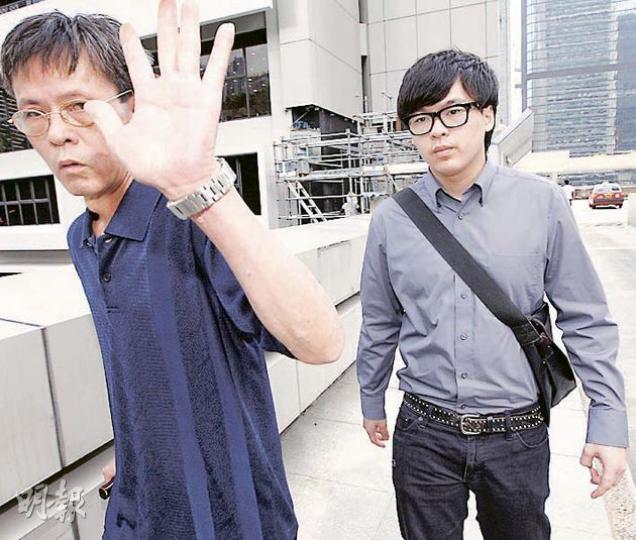 原訴馮俊文(右)及父親馮貴福(左)最初因不滿律師建議下調索償金額,未開庭已憤然離去。(李紹昌攝) 原訴馮俊文(右)及父親馮貴福(左)最初因不滿律師建議下調索償金額,未開庭已憤然離去。(李紹昌攝)