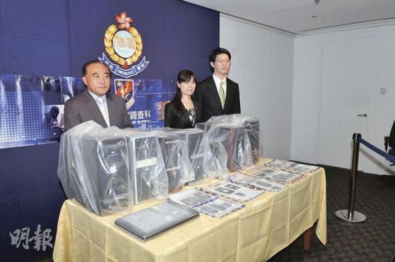 警方商罪科探員搗破繳費靈盜竊集團,檢獲犯案用的電腦、手機及馬會投注卡。圖左起為商罪科科技罪案組署理總督察繆浩明、警司招秀美及總督察陳志勇。(林錫禮攝)繳費靈使用「手機一次過密碼」(圖)作為雙重認證保安措施,但仍被賊人以「短訊轉駁」破解,繳費靈指下周一將再加強保安措施,望杜絕盜竊案。(陳志偉攝)(明報製圖) 警方商罪科探員搗破繳費靈盜竊集團,檢獲犯案用的電腦、手機及馬會投注卡。圖左起為商罪科科技罪案組署理總督察繆浩明、警司招秀美及總督察陳志勇。(林錫禮攝)繳費靈使用「手機一次過密碼」(圖)作為雙重認證保安措施,但仍被賊人以「短訊轉駁」破解,繳費靈指下周一將再加強保安措施,望杜絕盜竊案。(陳志偉攝)(明報製圖)