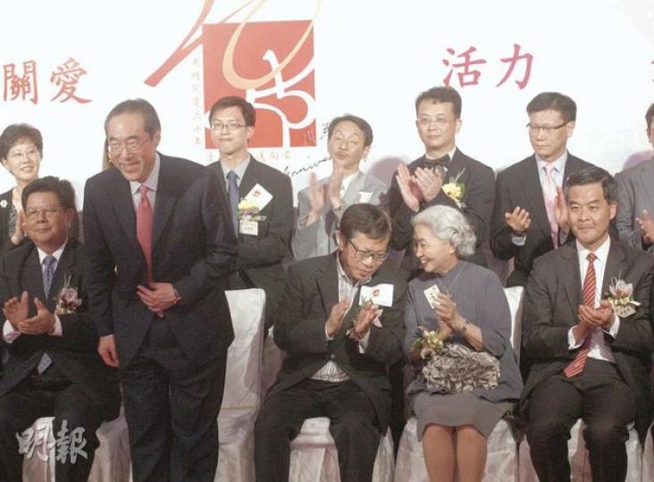 署理特首唐英年(前排左二)昨日出席活動,再度與行政會議召集人梁振英(前排右一)碰頭。席間基本法委員會副主任梁愛詩(前排右二)、工聯會會長鄭耀棠(前排右三)交頭接耳。(李紹昌攝) 署理特首唐英年(前排左二)昨日出席活動,再度與行政會議召集人梁振英(前排右一)碰頭。席間基本法委員會副主任梁愛詩(前排右二)、工聯會會長鄭耀棠(前排右三)交頭接耳。(李紹昌攝)
